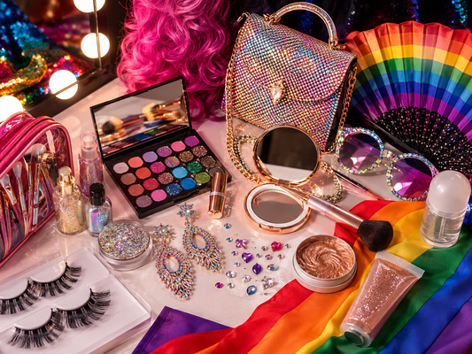 Drag queen prepara un kit per Pride con trucco, parrucca, tacchi, accessori brillanti e capi da palco in camerino.