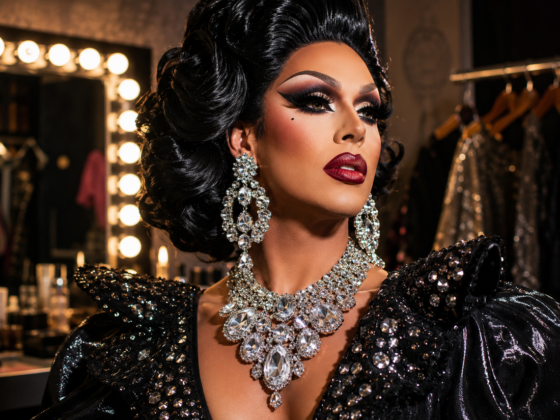 Drag queen in camerino con orecchini brillanti, collana importante, bracciali e accessori da scena.